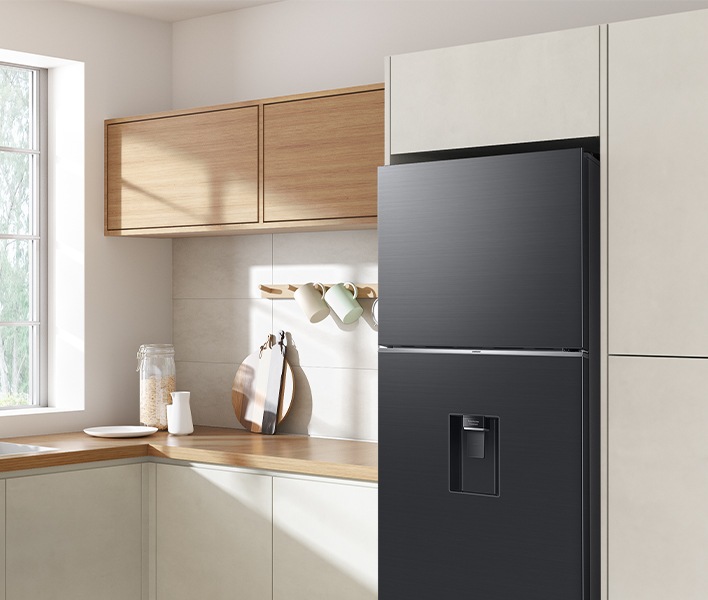El elegante exterior del frigorífico le da un aspecto limpio a la cocina moderna, con un acabado plano.