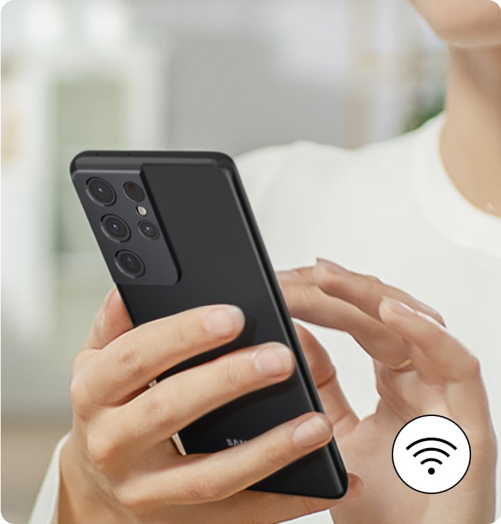 Una persona gestiona el refrigerador de forma remota a través de un teléfono inteligente y wifi.