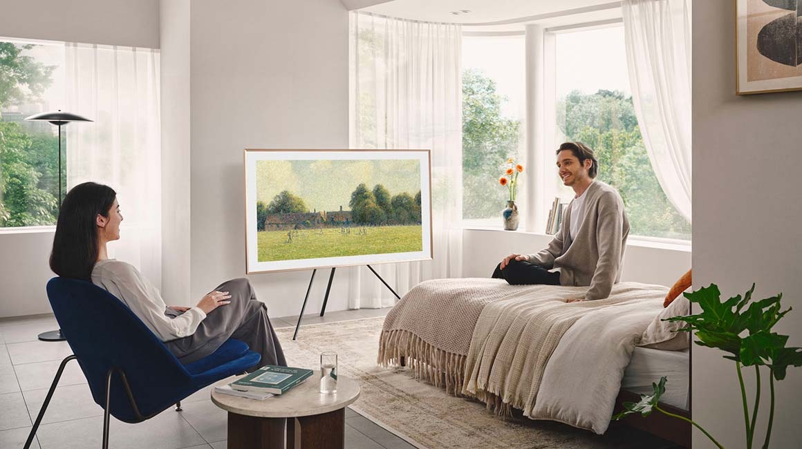 A man and a woman are talki