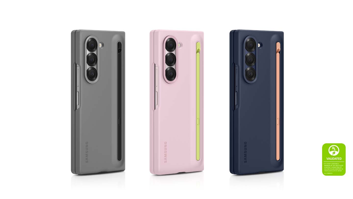 Trei unități Galaxy Z Fold6, complet pliate, în S Pen Cases, sunt aliniate în poziție verticală. Fiecare husă are o culoare diferită. O S Pen Case de culoare gri cu S Pen negru, o S Pen Case roz cu S Pen în culoare lime și o S Pen Case bleumarin cu S Pen roz. Pentru toate telefoanele, S Pen poate fi păstrat în siguranță și confortabil, amplasat în suportul S Pen din spatele husei.
