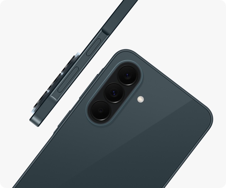 Galaxy A37 5G in Awesome Graygreen este vazut dintr-un unghi, din spate, evidentiind proeminenta camerei foto cu trei obiective. Un alt Galaxy A37 5G in Awesome Graygreen este prezentat din lateral, evidentiind designul subtire.