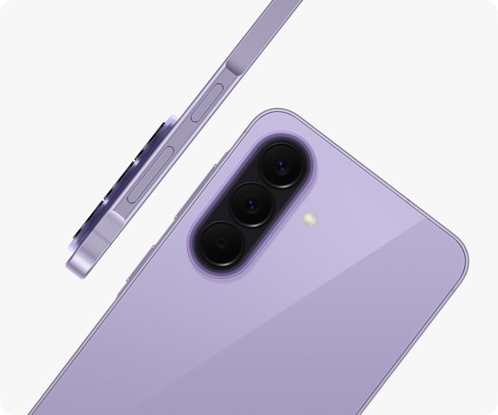 Galaxy A57 5G în Awesome Lilac este văzut dintr-un unghi din spate, evidențiind proeminența camerei foto Triple Camera. Un alt Galaxy A57 5G în Awesome Lilac este prezentat din lateral, evidențiind designul subțire.