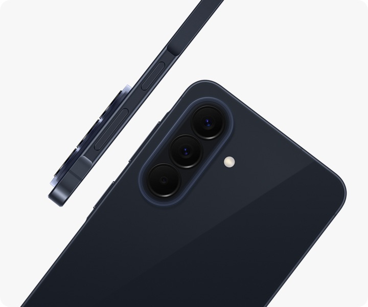 Galaxy A57 5G în Awesome Navy este văzut dintr-un unghi din spate, evidențiind proeminența camerei foto Triple Camera. Un alt Galaxy A57 5G în Awesome Navy este prezentat din lateral, evidențiind designul subțire.