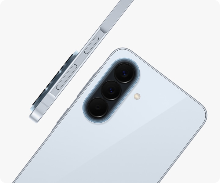 Galaxy A57 5G în Awesome Icyblue este văzut dintr-un unghi din spate, evidențiind proeminența camerei foto Triple Camera. Un alt Galaxy A57 5G în Awesome Icyblue este prezentat din lateral, evidențiind designul subțire.