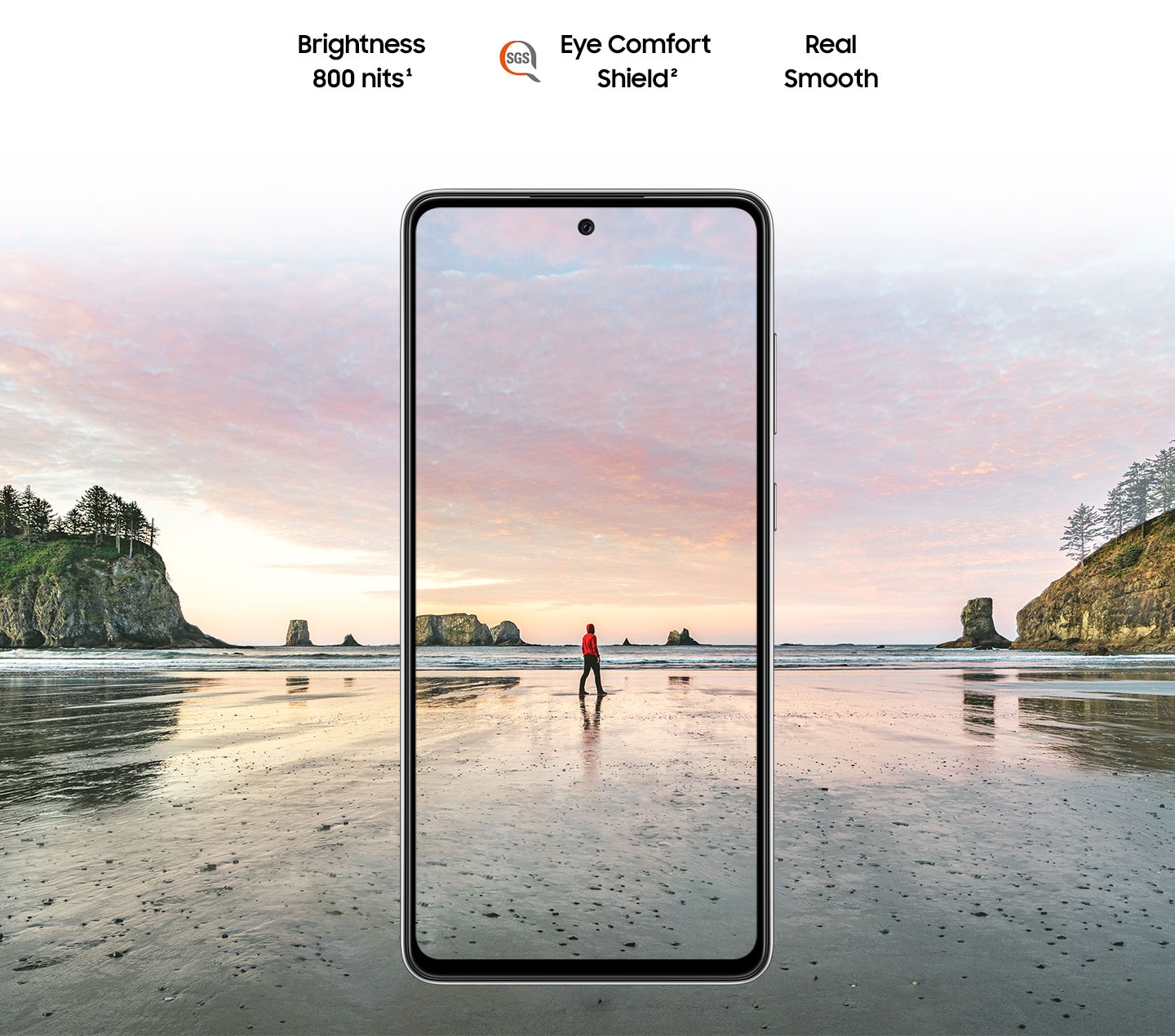 Galaxy A72 văzut din față. O scenă cu un bărbat care stă pe o plajă, la apusul soarelui. Brightness 800 nits, Eye Comfort Shield, cu sigla SGS și Real Smooth.