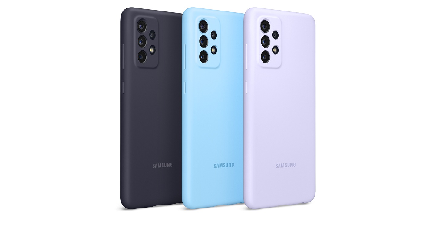 Vedere din spate a unui Galaxy A72 cu Silicone Cover negru, a unui Galaxy A72 cu Silicone Cover albastru si a unui Galaxy A72 cu Silicone Cover violet, toate inclinate spre dreapta. Toate trei Galaxy A72 sunt in pozitie verticala.