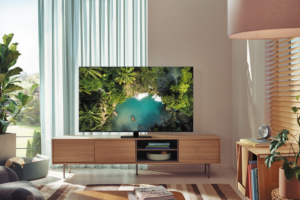 Samsung QLED Q80B sa Quantum HDR 12x prikazuje sliku u dnevnoj sobi