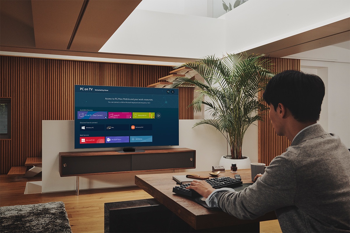 Samsung Neo QLED QN85B prikazuje radni prostor za rad od kuće