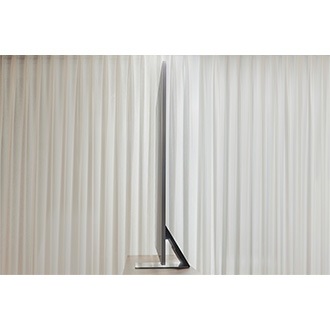 Samsung Neo QLED 4K QN95B prikazuje Infinity One dizajn sa TV postoljem