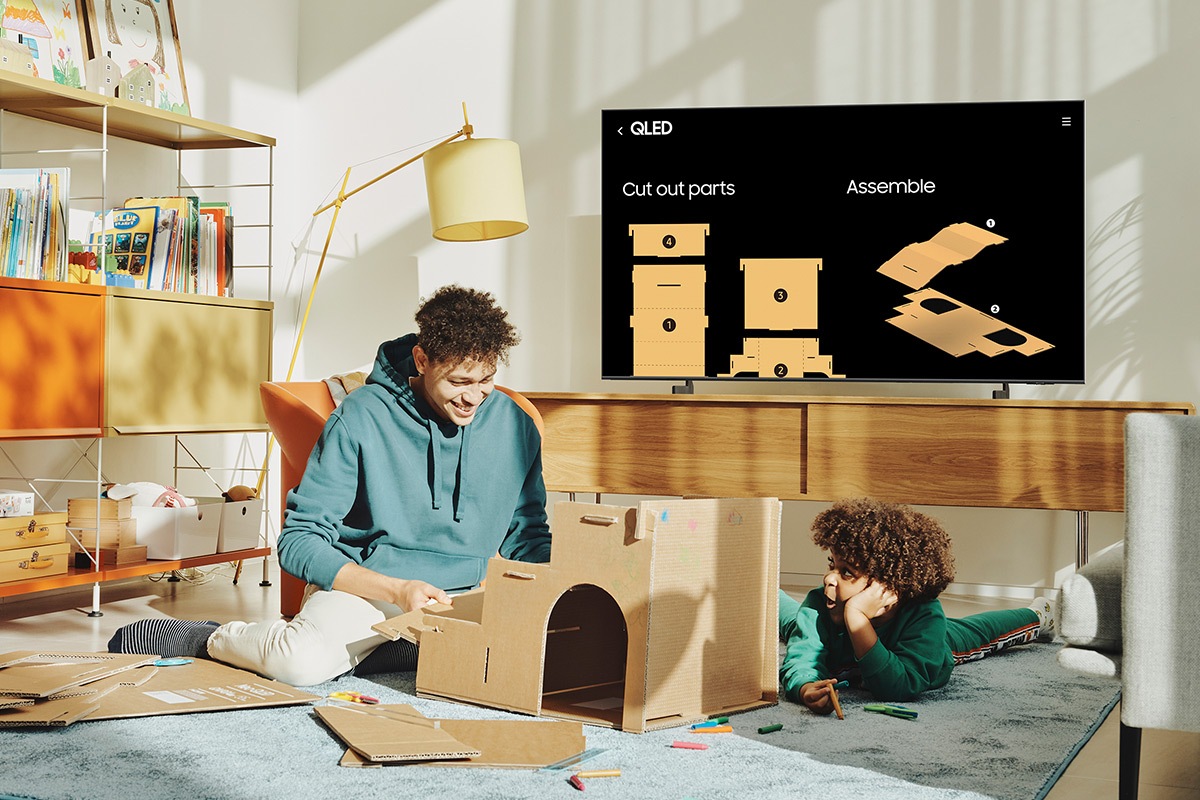 Samsung QLED Q60B sa Quantum HDR prikazuje sliku u dnevnoj sobi