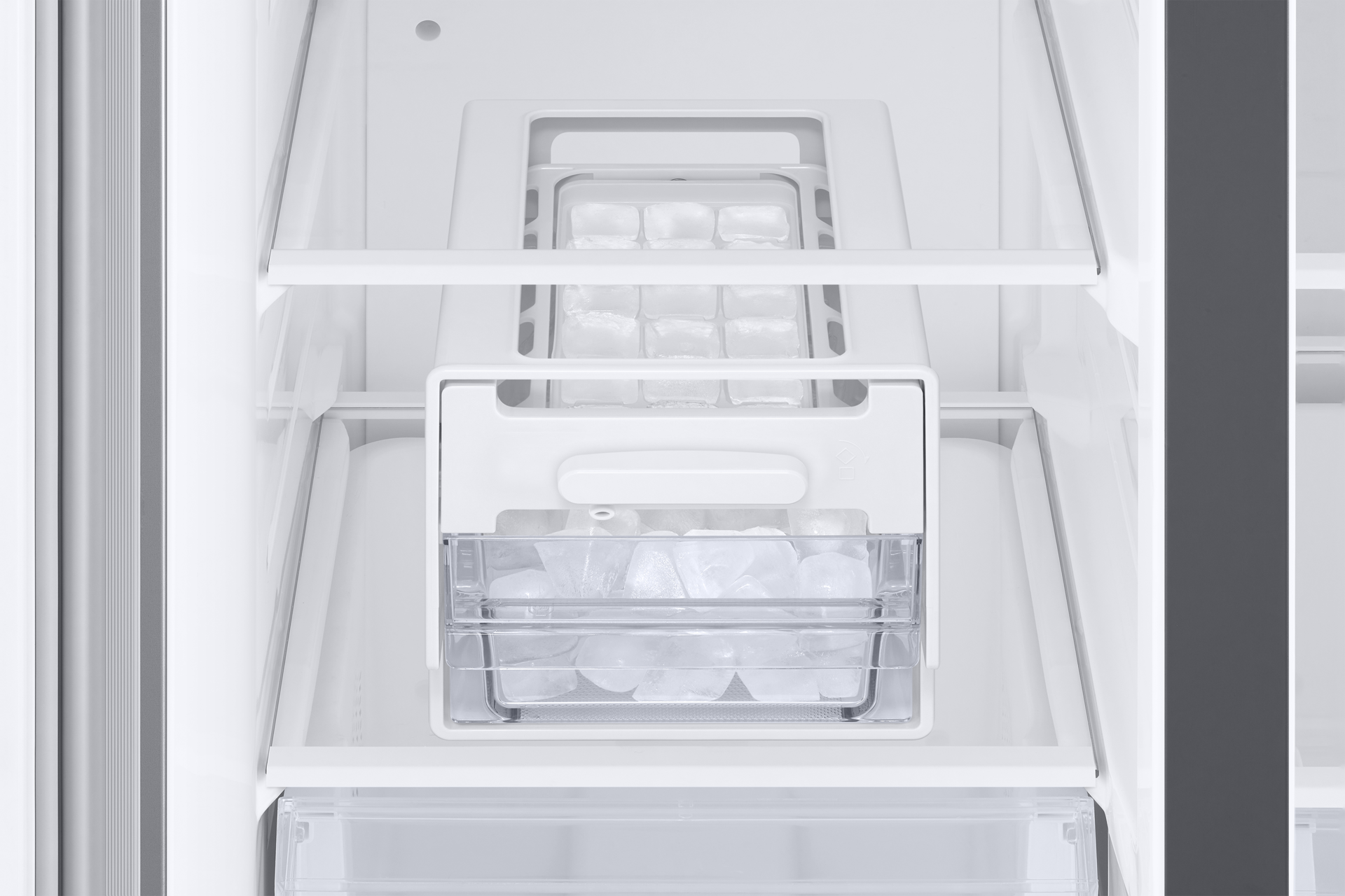 detail-twist-ice-maker Silver