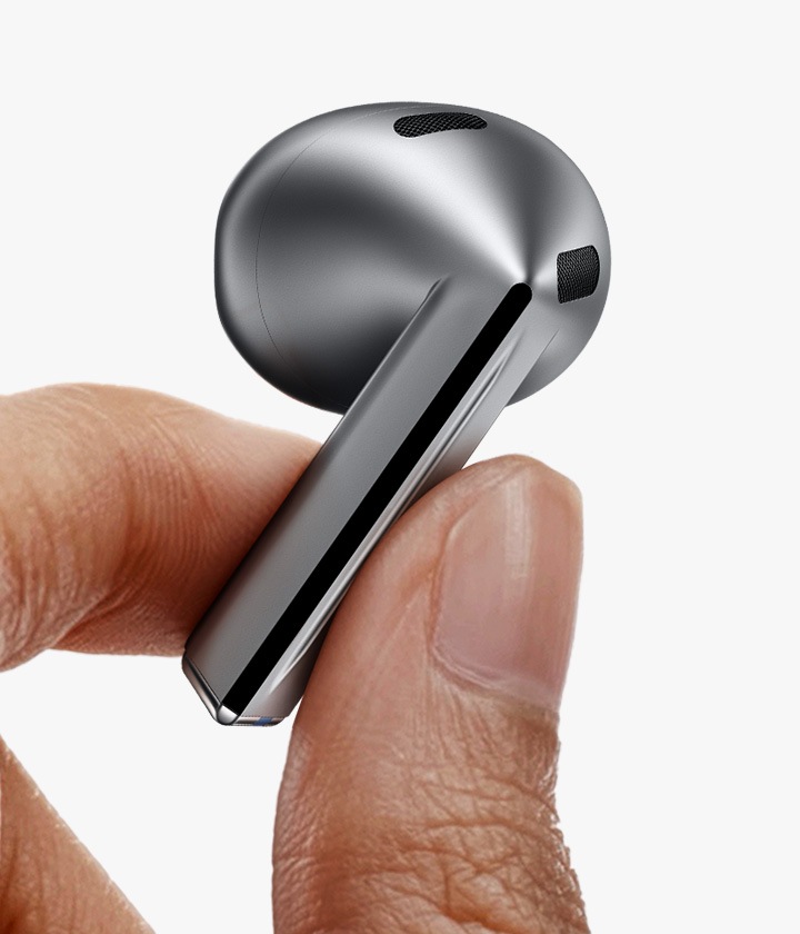 Управление сжатием: Палец нажимает на кромку одного наушника Galaxy Buds3.