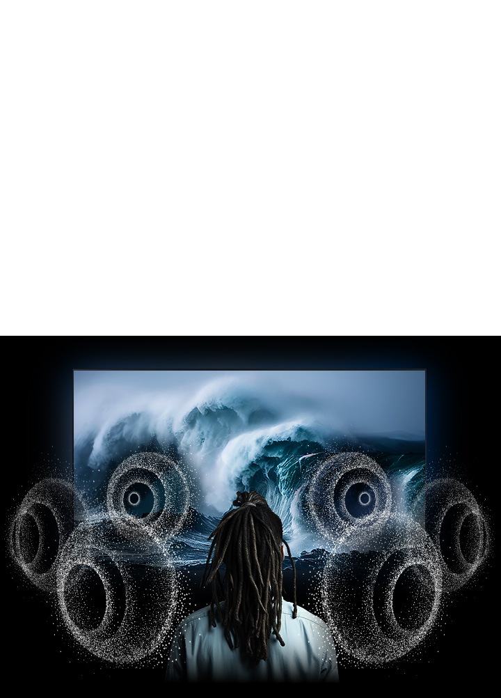 Мужчина смотрит телевизор, на экране 3 большие волны накатываются и падают обратно в океан. Вокруг мужчины появляются 6 звуковых колец динамиков.