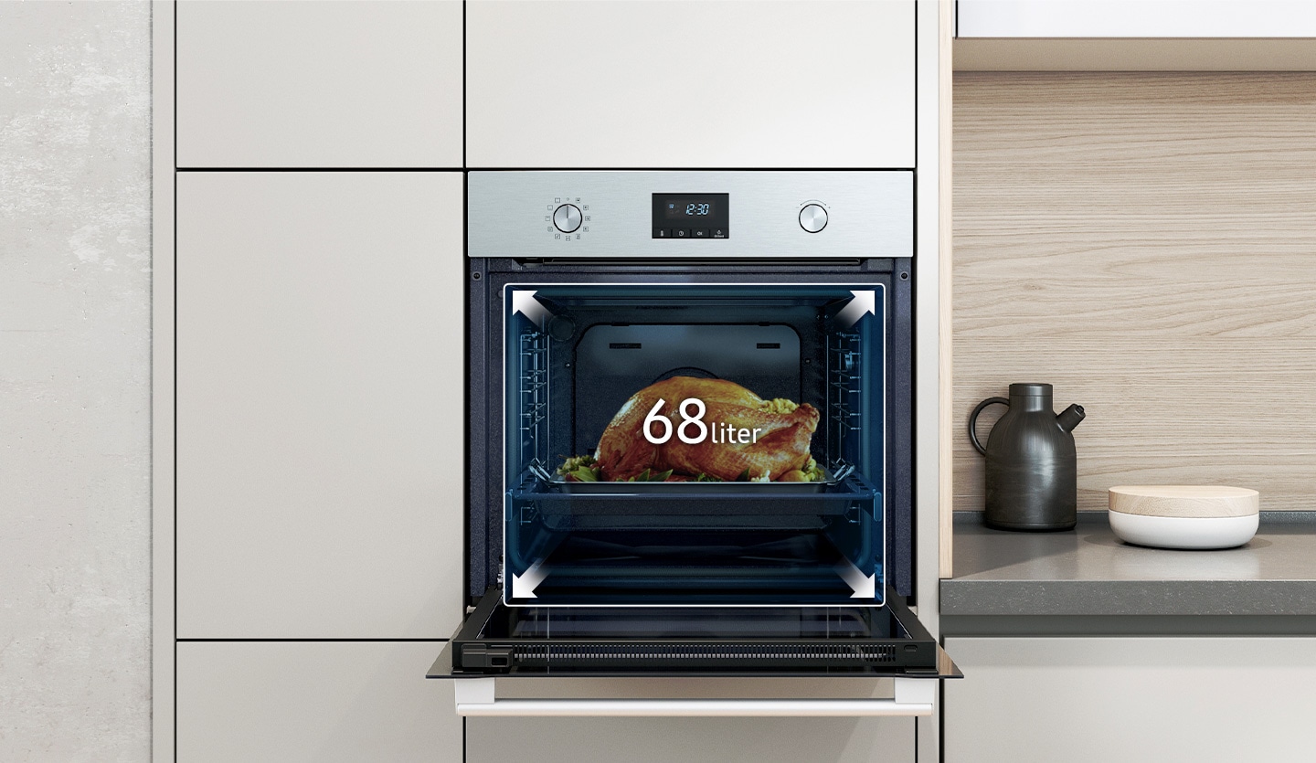 Shows a large turkey cooking inside the spacious oven with arrows illustrating its 68 liter capacity.