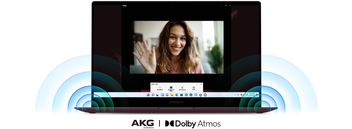 Galaxy Book2 Pro 360 обращён лицевой панелью вперёд. В центре экрана девушка машет рукой во время проведения видеозвонка. Из нижних динамиков, расположенных в углах ПК, исходит мощный звук. Снизу ПК два логотипа: AKG<sup>®</sup> by Harman и Dolby Atmos. 