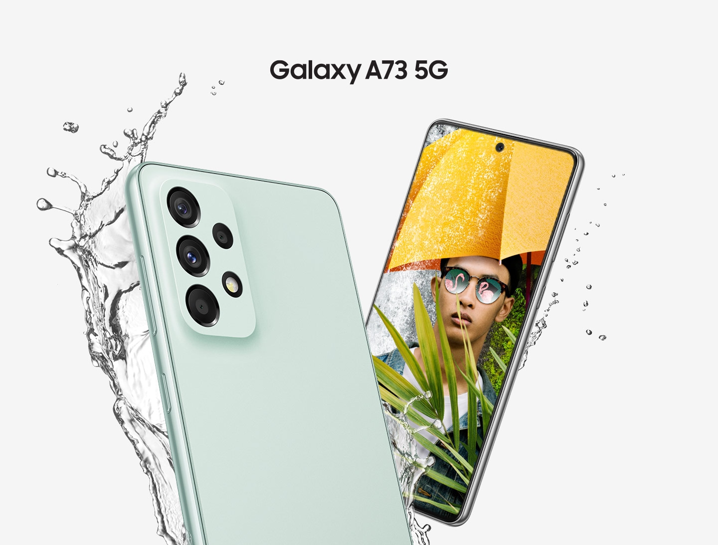 Два устройства Galaxy A73 5G в Awesome Mint показаны с одним устройством, показывающим заднюю часть, а другое - переднюю. Вода разбрызгивается, чтобы показать водонепроницаемость, в то время как переднее спасательное устройство показывает мужчину в желтом зонтике, на котором белым текстом написано Awesome.