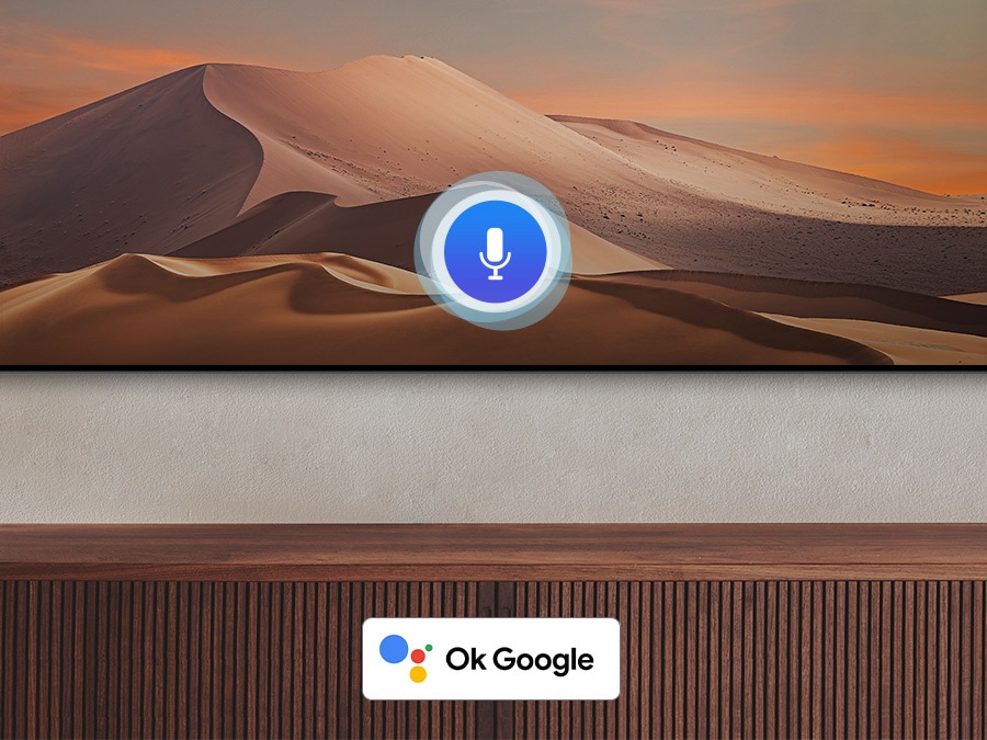 Значок микрофона накладывается на изображение, демонстрирующее функцию голосового помощника. Внизу отображаются логотипы Bixby, Alexa и OK Google.