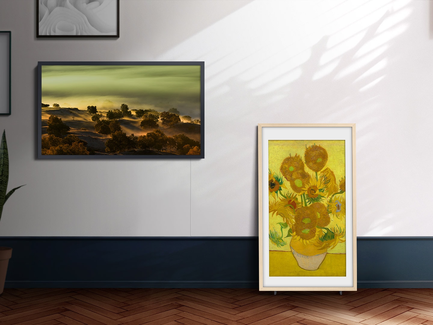 На The Frame выставлено произведение искусства, которое выглядит как фоторамка рядом с другими картинами на стене.