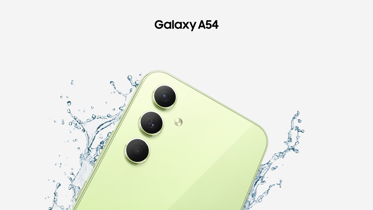 Верхняя половина задней крышки Galaxy A54 5G в цвете Лайм показана с разбрызгивающимися вокруг нее каплями воды. 