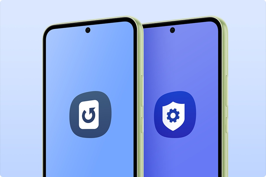 Два Galaxy A54 5G в цвете Лайм находятся рядом друг с другом. На экране первого устройства отображается значок обновления ОС. На экране второго устройства отображается значок расширенных настроек Knox. 