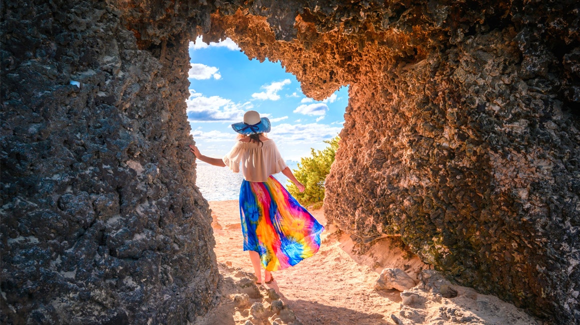 Женщина в пещере на пляже