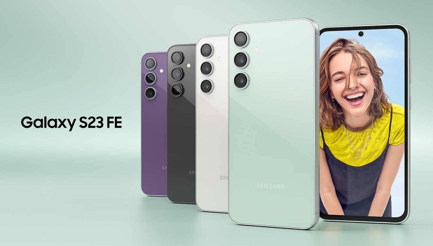 Пять устройств Galaxy S23 FE в фиолетовом, графитовом, бежевом и мятном цветах. На заднем плане вертикально расположены четыре смартфона. На другом экране смартфона крупным планом изображена улыбающаяся женщина.