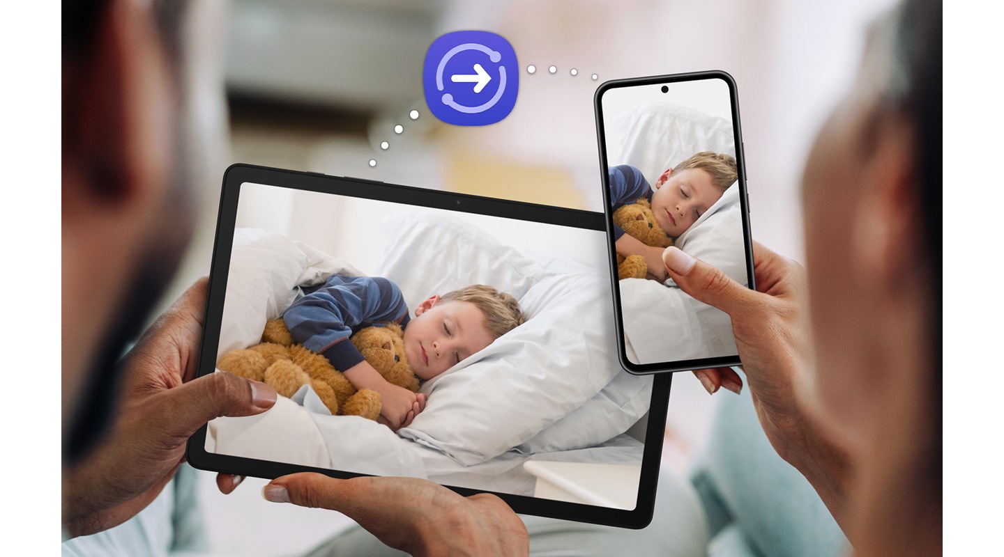 Семейная пара держит в руках планшет Galaxy Tab A9+ и смартфон Galaxy, на экранах обоих устройств одна и та же фотография спящего ребенка. Над устройством находится пунктирная линия, соединяющая оба устройства со значком Быстрая отправка в центре, чтобы продемонстрировать поддержку функции быстрого обмена.