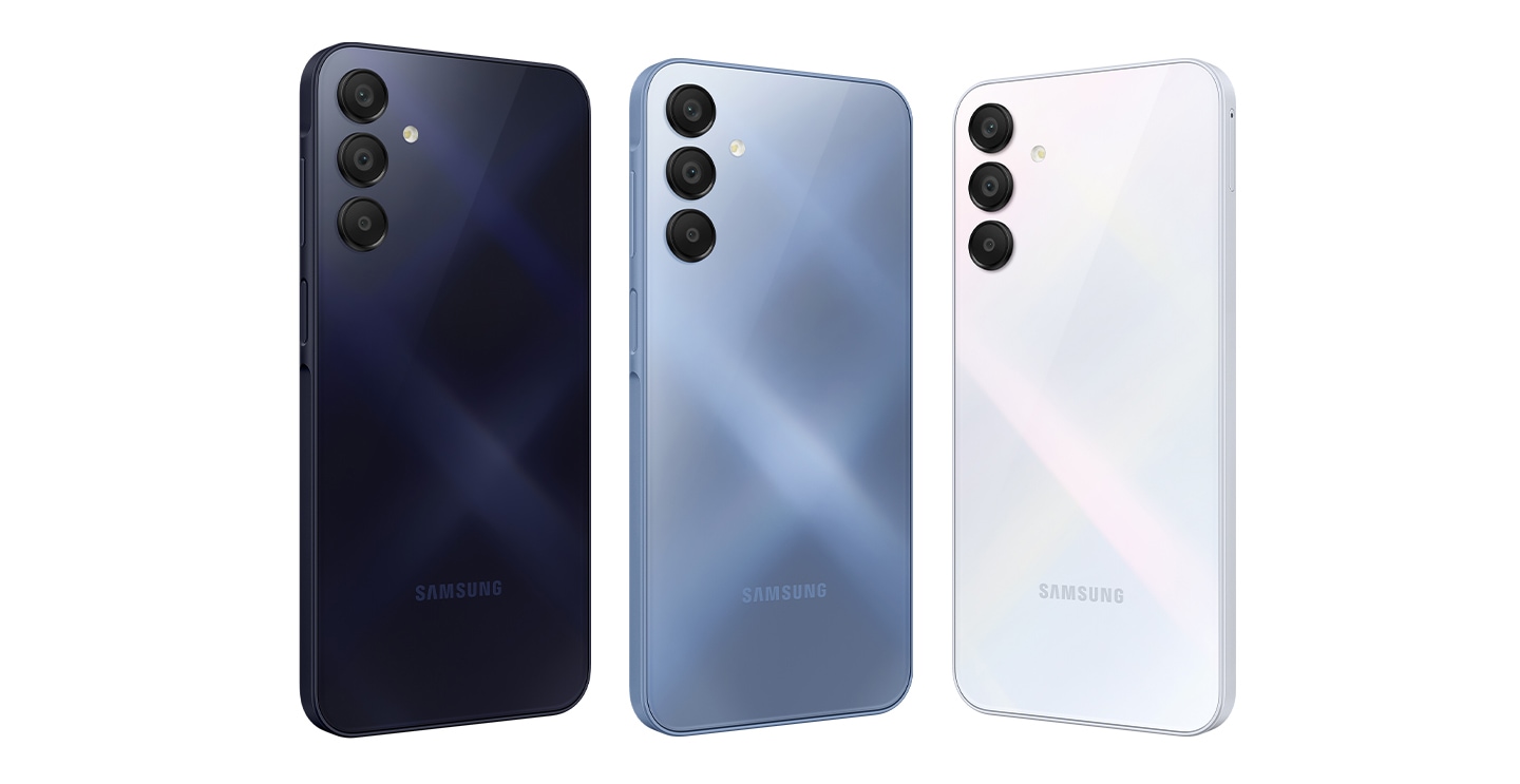 Три смартфона Galaxy A15 показаны со стороны задней панели. Цвета телефонов слева направо: тёмно-синий, синий и голубой.