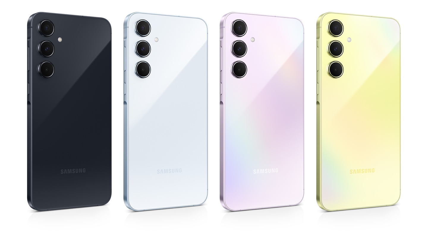 Четыре смартфона Galaxy A55 5G разного цвета, расположенные в ряд: Тёмно-синий, голубой, лаванда и жёлтый. Каждый телефон оснащён тремя камерами на задней панели.