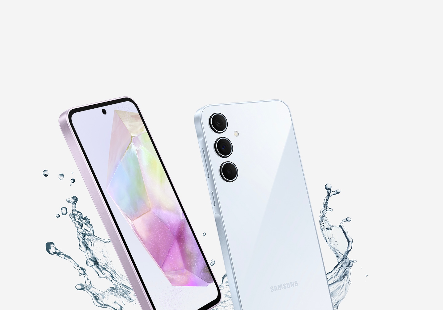 Два смартфона, показанные под углом, с брызгами воды вокруг них. На экране телефона отображаются градиентные обои, а на задней панели видна тройная камера.