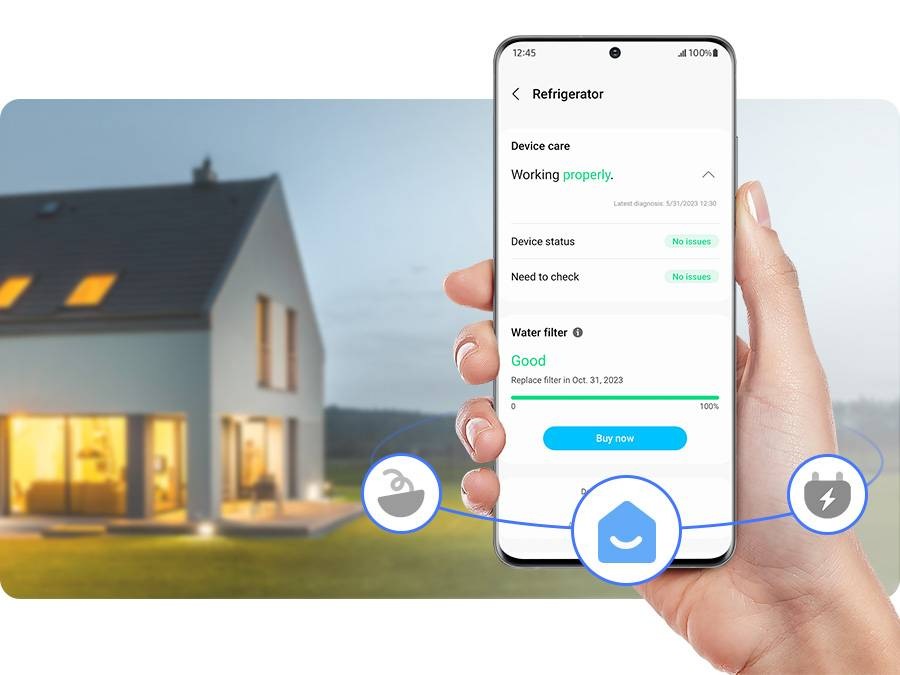 Человек пользуется SmartThings Home care и заботится о работе устройства.