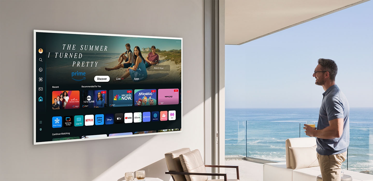 Мужчина просматривает различные варианты развлечений, предлагаемые на ОС Samsung Tizen, на The Frame TV.