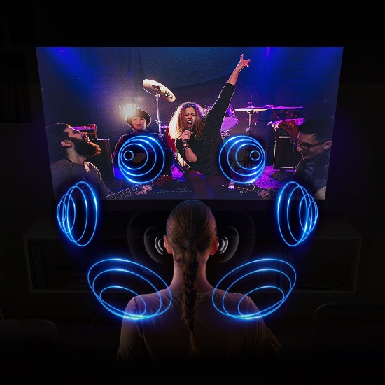 Человек носит Galaxy Buds перед телевизором и окружен звуковыми волнами вокруг своей головы.