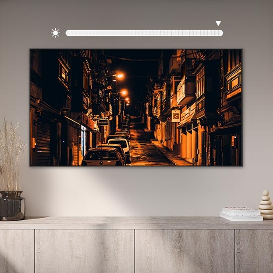 Значок показывает, как темные сцены телевизора улучшаются по мере увеличения яркости в комнате.