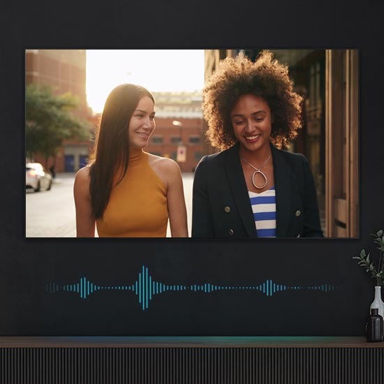 Звуковые волны под телевизором меняют форму по мере того, как звук телевизора адаптируется к отображаемому диалогу, оркестру и футбольному матчу.