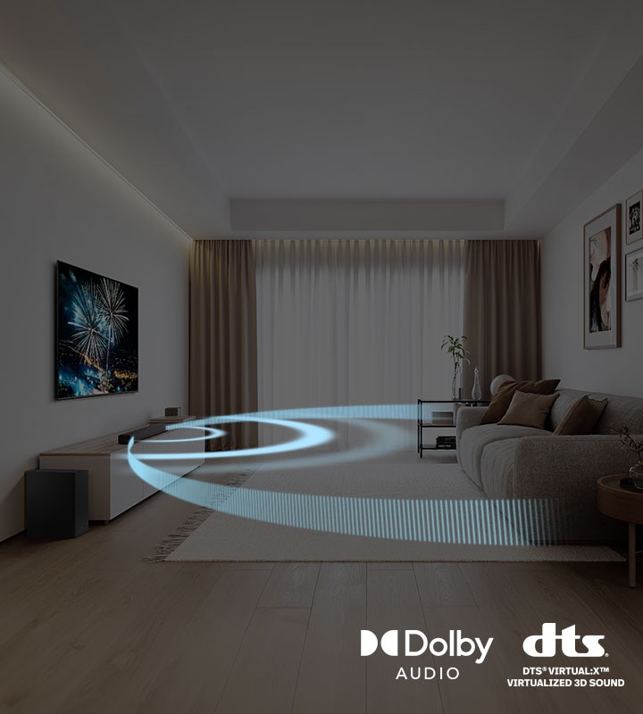 Гостиная с развлекательной системой, включающей телевизор, звуковую панель и сабвуфер. Логотипы Dolby Audio и DTS Virtual:X Virtualized 3D Sound расположены в правом нижнем углу. Звуковые волны исходят от звуковой панели и распространяются по всей гостиной.