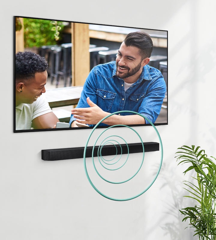 По телевизору показывают сцену разговора двух мужчин. Установленная под телевизором звуковая панель излучает круглые звуковые волны, обозначающие голосовой звук.