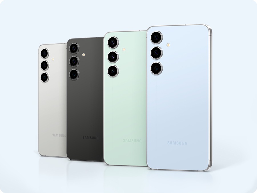 Устройства Galaxy S24 FE серого, графитового, мятного и синего цвета расположены вертикально и обращены к зрителю задней панелью. Эти смартфоны показаны со стороны задней панели, слегка перекрывая друг друга. 