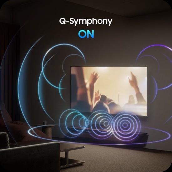 На телевизоре показана сцена концерта. Когда Q-Symphony выключен, саундбар под телевизором воспроизводит звук самостоятельно, генерируя короткие звуковые волны. Когда Q-Symphony включен, телевизор и саундбар воспроизводят звук одновременно, синхронно генерируя большие звуковые волны.
