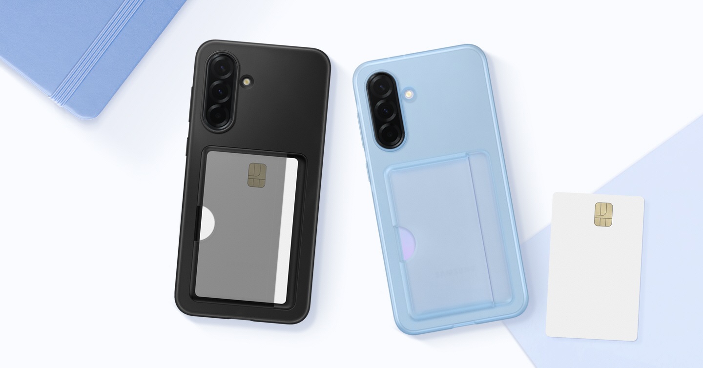 Вид сзади двух Galaxy A36 5G в чехлах с прорезью для карты. Карта вставлена в отсек для хранения в чехле левого устройства. Рядом с правым устройством находится карта.