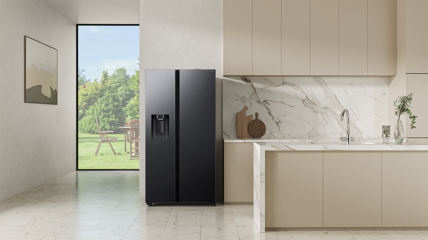 В современной кухне установлен холодильник.