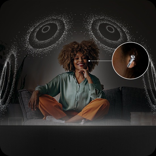 Женщина носит наушники Galaxy Buds, которые создают вокруг нее купол пространственного звука.