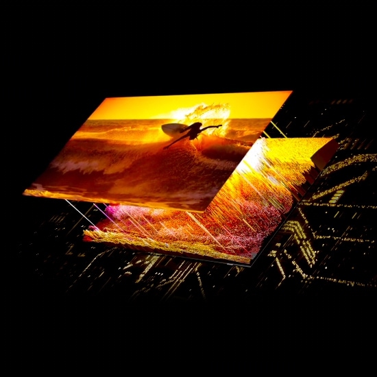 Сёрфер на экране отображается в мельчайших деталях благодаря светодиодам Quantum Mini LED на задней панели, которые точно контролируют освещение.