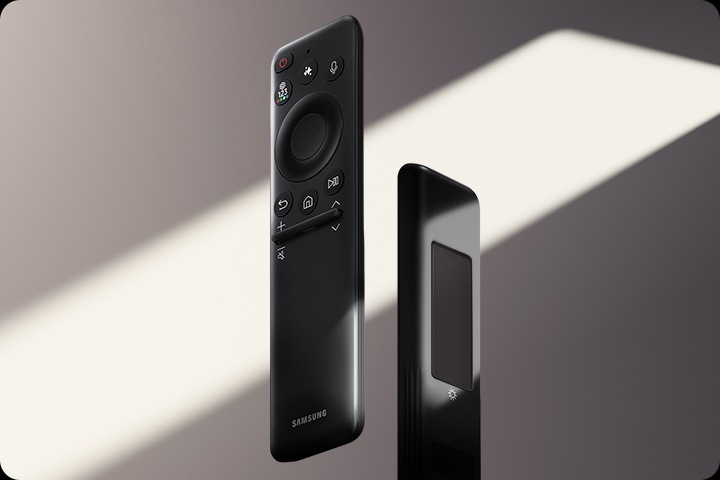 Крупный план передней и задней сторон пульта SolarCell Remote. Кнопки расположены на передней стороне, а на задней стороне находится солнечная панель.