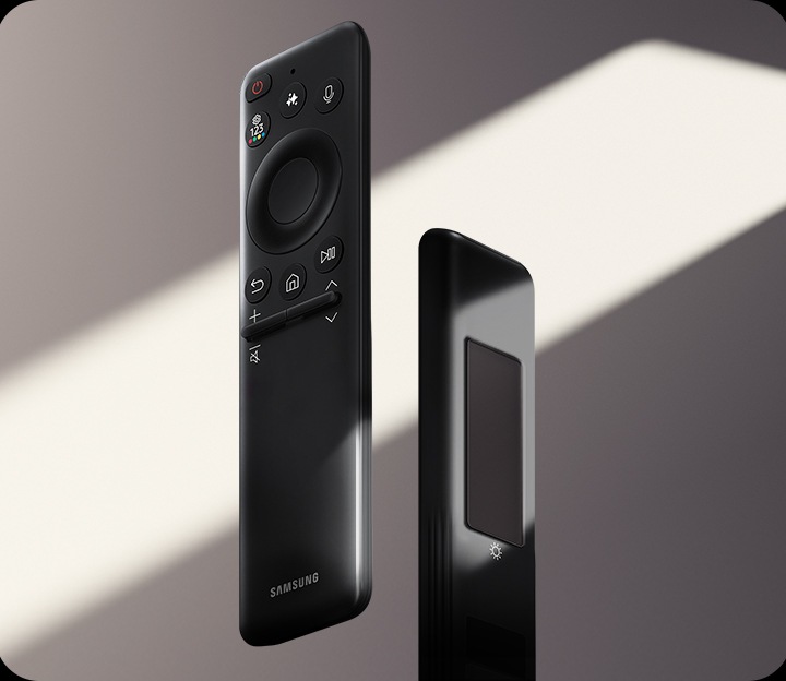 Крупный план передней и задней сторон пульта SolarCell Remote. Кнопки расположены на передней стороне, а на задней стороне находится солнечная панель.