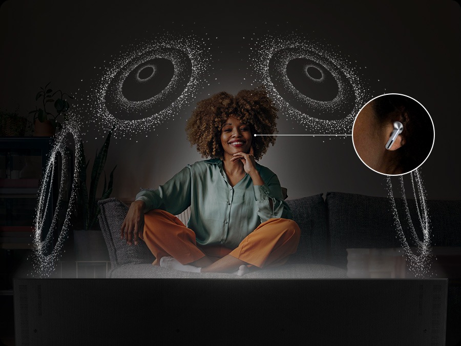 Женщина носит наушники Galaxy Buds, которые создают вокруг нее купол пространственного звука.