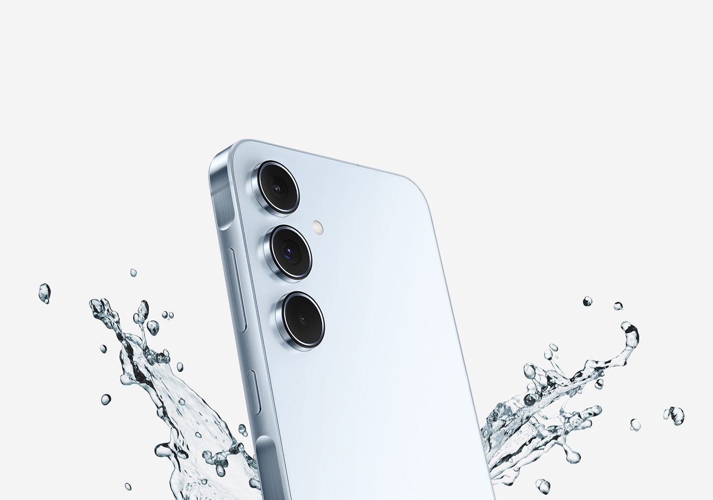 Два смартфона A55 5G, показанные под углом, с брызгами воды вокруг них. 
