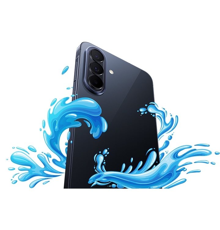 На фотографии показан Galaxy A57 5G в цвете Awesome Navy с задней стороны, на которой видны брызги воды, подчеркивающие степень защиты IP68.