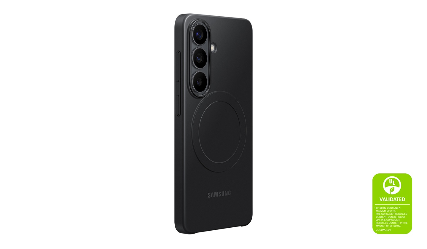 Смартфон Galaxy S26 в вертикальном положении слегка развёрнут и показан сзади. На смартфон надет тонкий чехол Slim Magnet чёрного цвета, обеспечивающий надёжную защиту. Отображается знак экологической маркировки UL. Надпись под знаком UL гласит: 