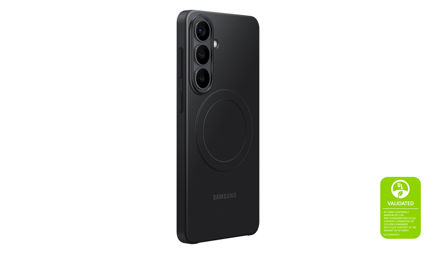 Смартфон Galaxy S26+ в вертикальном положении слегка развёрнут и показан сзади. На смартфон надет тонкий чехол Slim Magnet чёрного цвета, обеспечивающий надёжную защиту. Отображается знак экологической маркировки UL. Надпись под знаком UL гласит: 